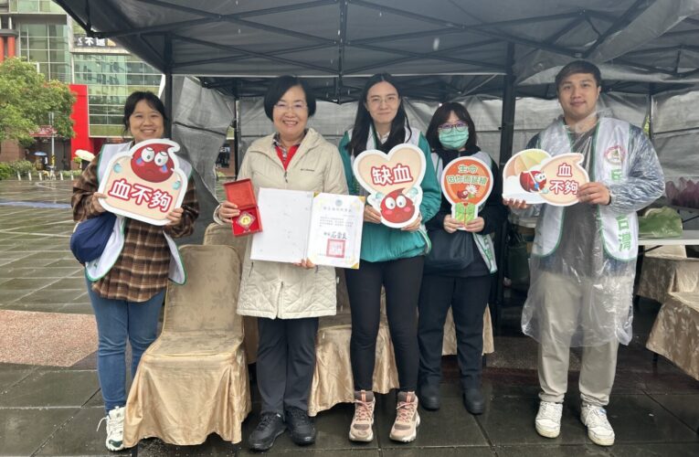 大雨澆不熄愛心！綠營桃市黨部辦捐血 黃傅淑香：望拋磚引玉