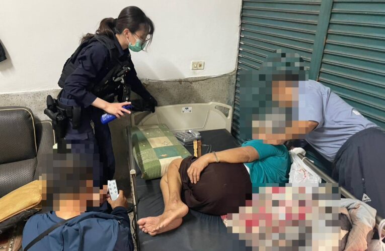 長輩手卡床縫淚崩求救　岡山暖警握手安撫神救援：「不要怕，我們在！」