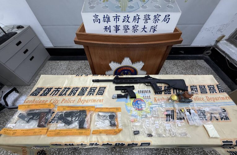 販毒二人組擁槍自重　雄警破門攻堅！睡夢中遭壓制落網