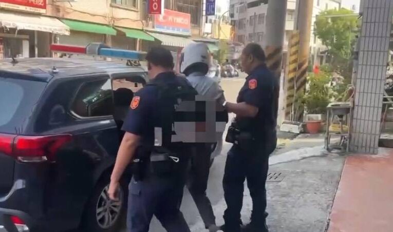 「一看到警車就慌了！男子見警秒變臉狂逃　前鎮警一眼抓捕「毒竊雙犯」　