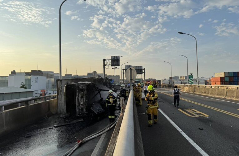 新生高架驚傳火燒車翻覆！貨櫃匝道口猛烈撞擊 24歲駕駛當場無生命跡象