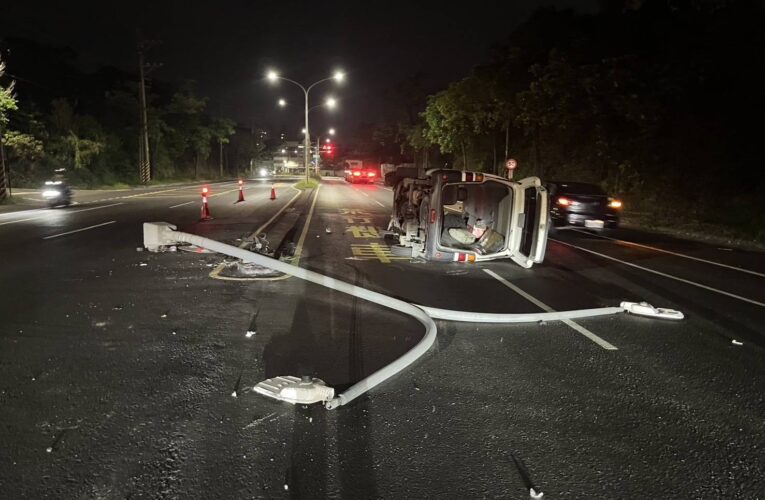 自撞翻車人卻不見！新厝路離奇車禍　駕駛棄車落跑警方鎖定身分