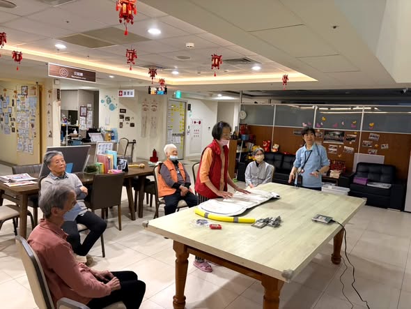 蘭陽仁愛之家安養中心長者們一起玩互動遊戲機　在歡樂中學習