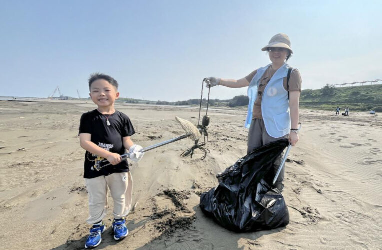大手牽小手、愛護海洋趣　台電新竹處志工淨灘清理海廢垃圾約200公斤