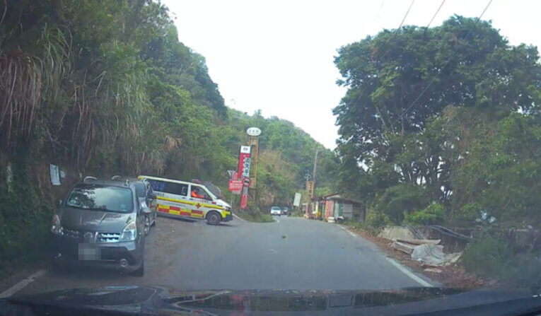 道路坍方 仁愛警巡邏車接力護送病患及時就醫