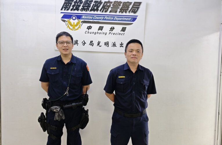 老翁騎車不慎跌倒  暖警「撐傘遞水」溫情陪伴獲讚
