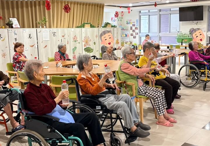蘭陽仁愛之家長照中心長輩挑戰「水啞鈴」運動！