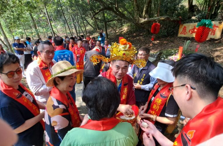 客家大院桐花季開鑼！鍾東錦扮伯公仔發麻糬祈財　余文忠化身財神爺送發財米