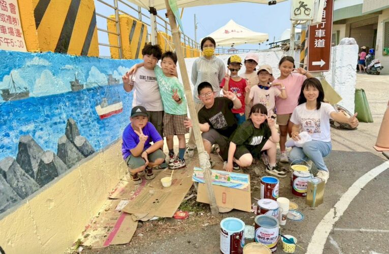 海岸換新裝！蚵寮國小親師生、校友、祖孫共創「記憶牆」 繪出蚵仔寮百年漁火與烏金傳奇