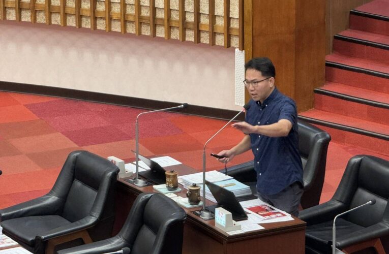 鳳山溪中崙段清出「3座黃色小鴨」底泥仍惡臭　林智鴻籲水利局：儘速啟動鳳山溪整體工程改造