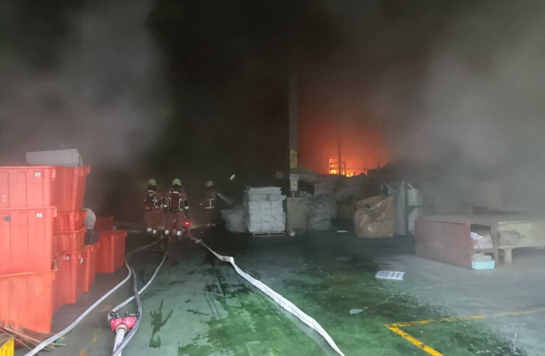 竹市香山區回收場火警搶救中　高虹安市長第一時間到場指示全力防護