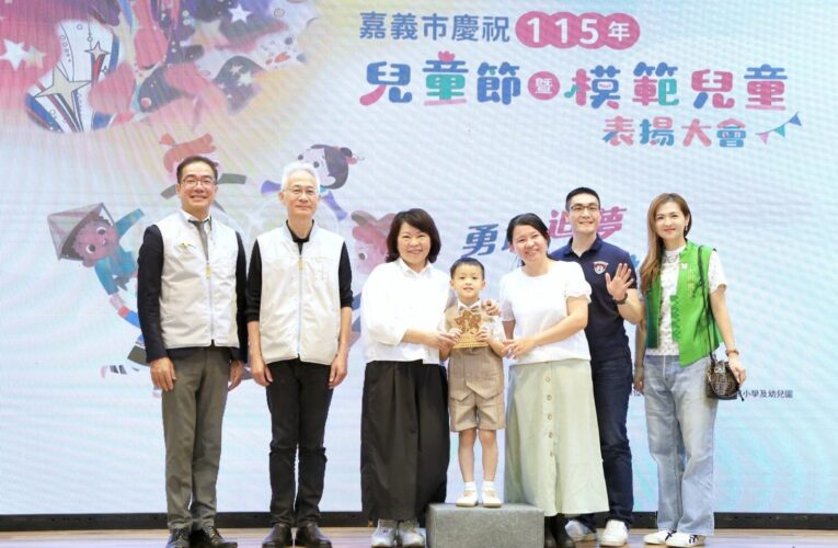 嘉義市表揚模範兒童　黃敏惠宣布國中小午餐全面免費　家長歡聲雷動