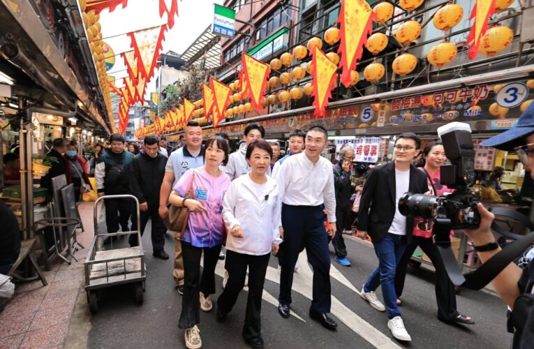 盧秀燕返鄉基隆奠濟宮贈匾　謝國樑陪逛廟口嚐小吃