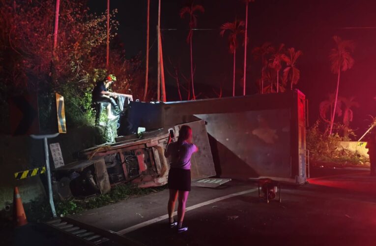 大貨車翻覆山坡　中埔警呼籲山區行車注意安全