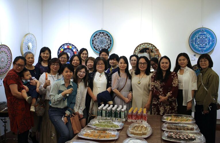 光中綻放藝術之美！「美國 IAPC 點點色彩能量曼陀羅師生聯展」文化大學大夏藝廊熱鬧開幕