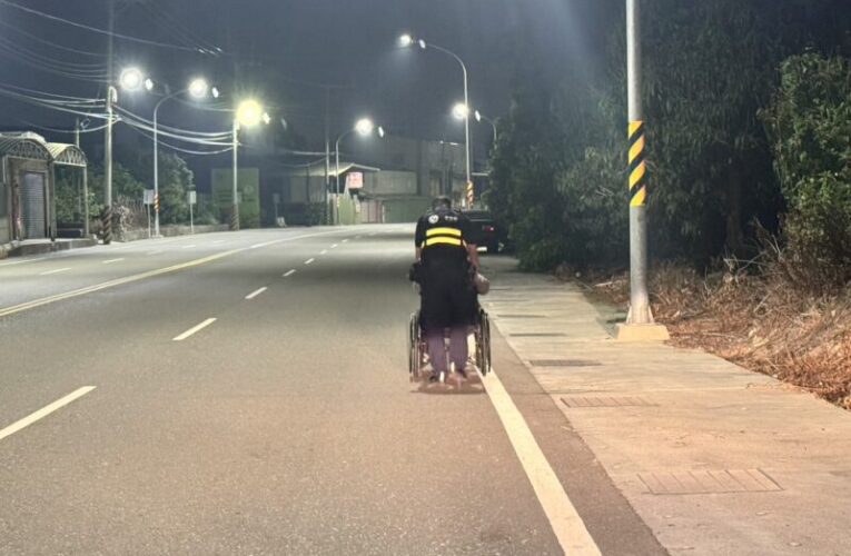 岡山警化身深夜溫情司機 徒步推輪椅送迷途嬤平安歸