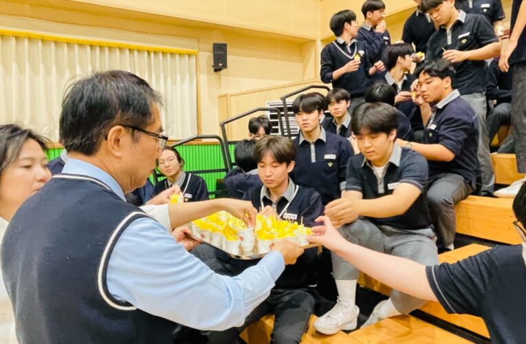 平澤高中生愛上臺南鳳梨 黃偉哲進入韓國校園推廣臺南農產