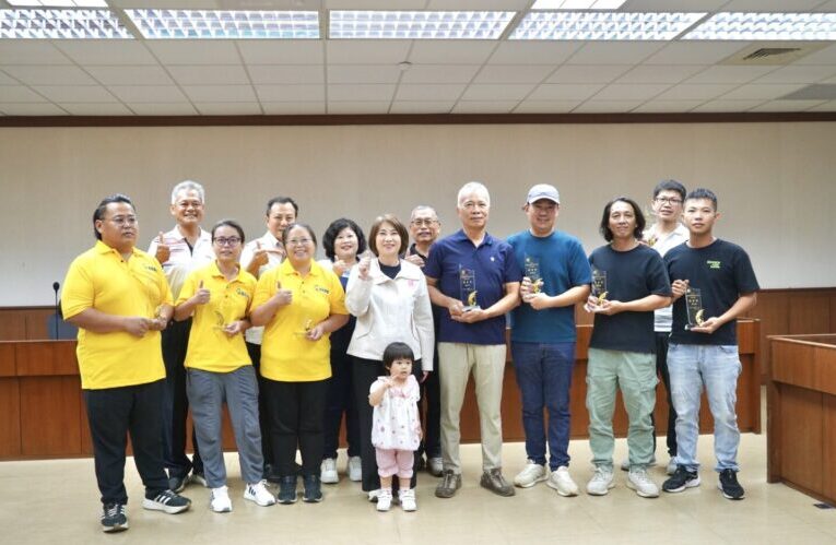 周春米頒獎表揚全國優良產銷班及蜂蜜評鑑獲獎農友 展現屏東農業實力亮眼