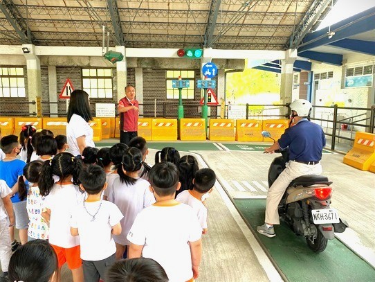 幼兒園學童參觀監理站學安全