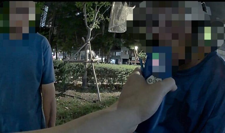 街頭驚見「人車分離」逃查！ 騎士秒落跑 後座硬接手竟是酒駕 整組全翻車