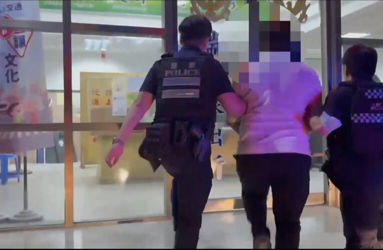 無照男紅燈左轉拒檢！衝撞警車落跑　前鎮警6小時火速逮人