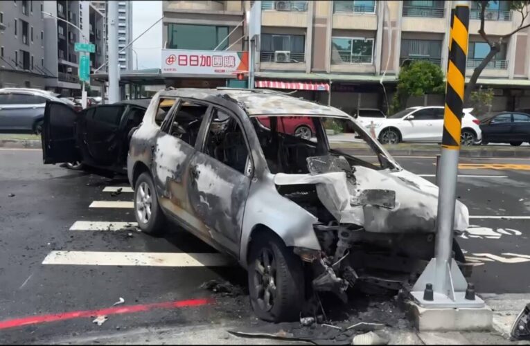 迴轉瞬間猛撞！楠梓雙車路口碰撞釀火燒車　濃煙狂竄驚動路人
