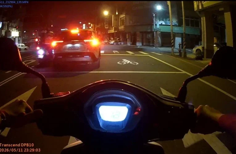 違規紅燈右轉有原因！彰化警一看車內危急秒開道助病患送醫