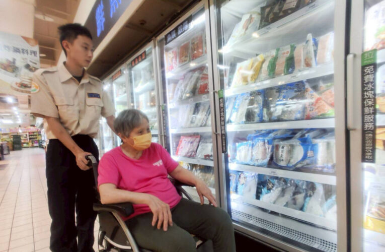 家樂福購GO樂 花蓮榮家山青日照歡慶母親節
