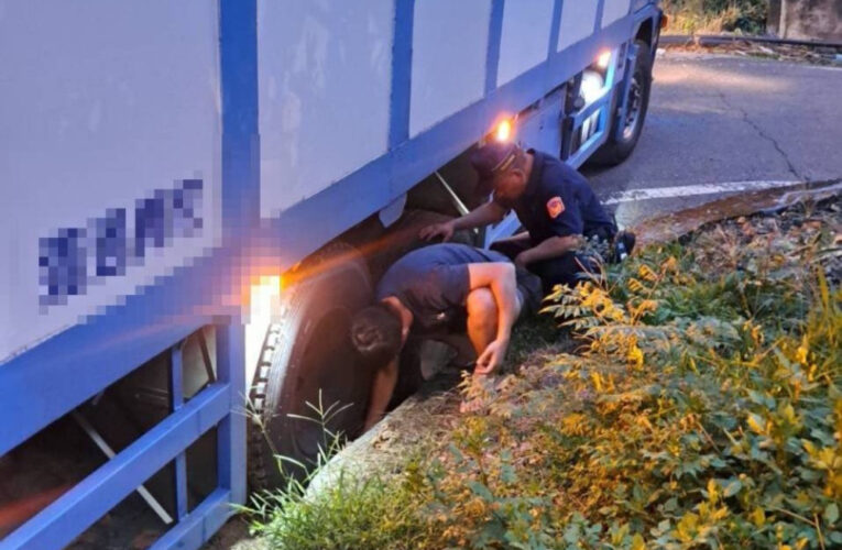 大型物流車受困那瑪夏山徑  六龜警民聯手吊掛脫困化解塞車