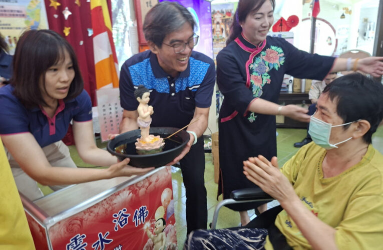 佳里榮家浴佛祈福 佛光山福國寺雲水浴佛同霑法喜