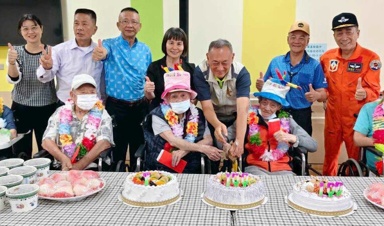 雙百歲榮民紀壽 臺南榮家薩克斯風飛歌手連袂慶生