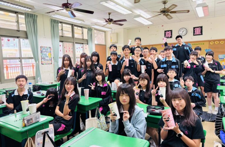 高雄女中第四試場暖心互動  監考老師點名稱讚學生品格