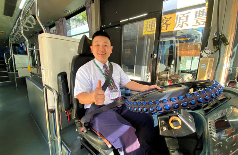 從輪椅乘客到高中生感謝信！中市交通局點亮候車燈 公車駕駛暖心接送