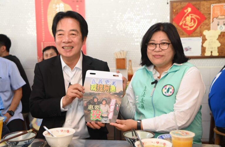 賴清德嘉義大啖魯熟肉　送王美惠「機車擋泥板」驚喜禮