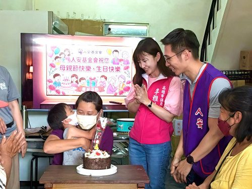 燭光映笑顏  人安楠梓站為早療家庭點亮母親節