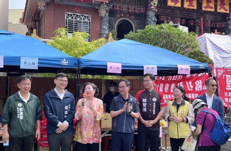 苓雅區公所聯合高雄港口慈濟宮、高雄關帝廟及臺灣電力公司，發放物資給弱勢單親
