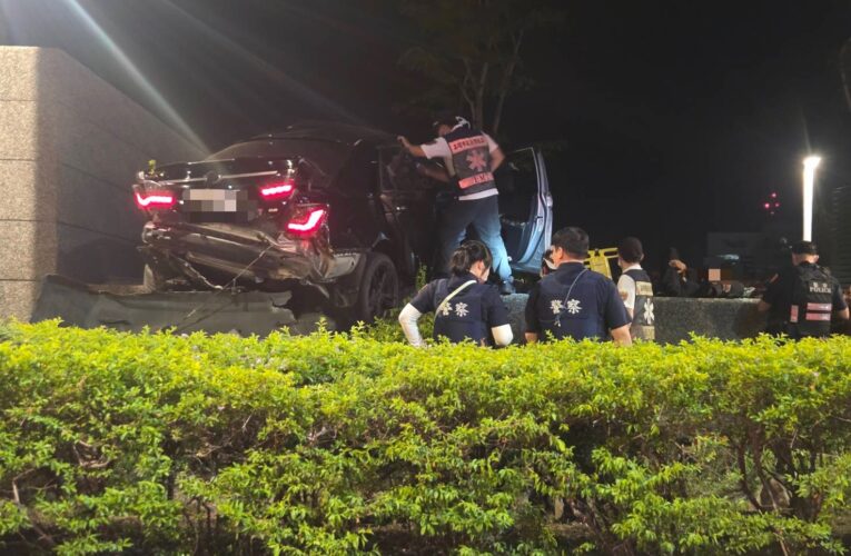 高雄凌晨「酒駕」連環爆 3小時發生2起撞爛無辜路邊車