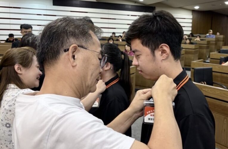 輔英科大授證百名長照生　校長林爵士:「人間天使」