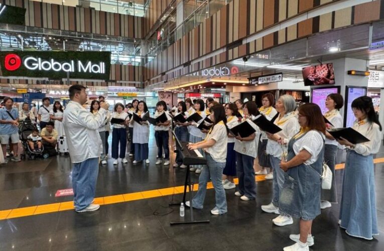「高雄室內金色女聲合唱團」母親節快閃獻祝福 歌聲溫暖臺鐵新左營站