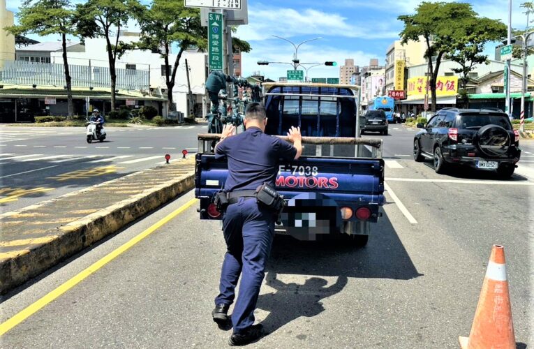 貨車拋錨卡路中　北興警神救援推車助解危