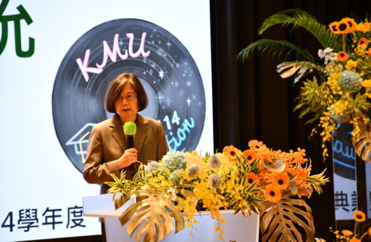 前總統蔡英文參加高醫大典業典禮 勉畢業生成為支持社會的力量