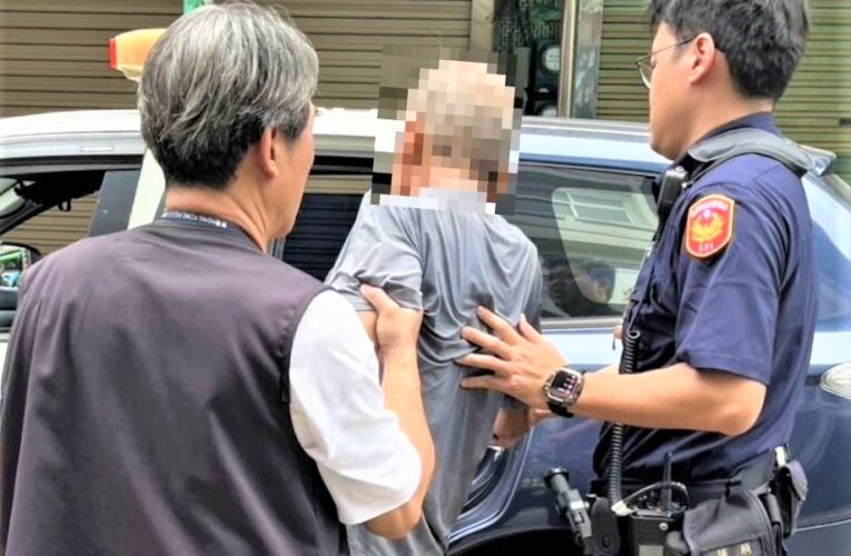 跛行翁體力不支　南門警及里長上演超暖心護送任務