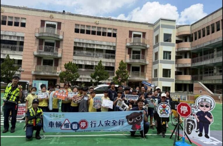 體驗大型車視野死角、模擬路口過馬路　中華國小學童上最難忘「交通安全」課