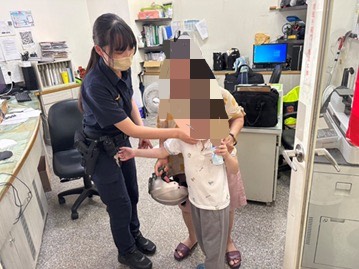 驚險！車流中驚見單車童　和美警溫柔安置助祖孫團圓