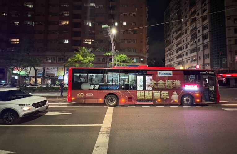 持石頭猛砸公車玻璃　左營警漏夜追查火速逮人送辦