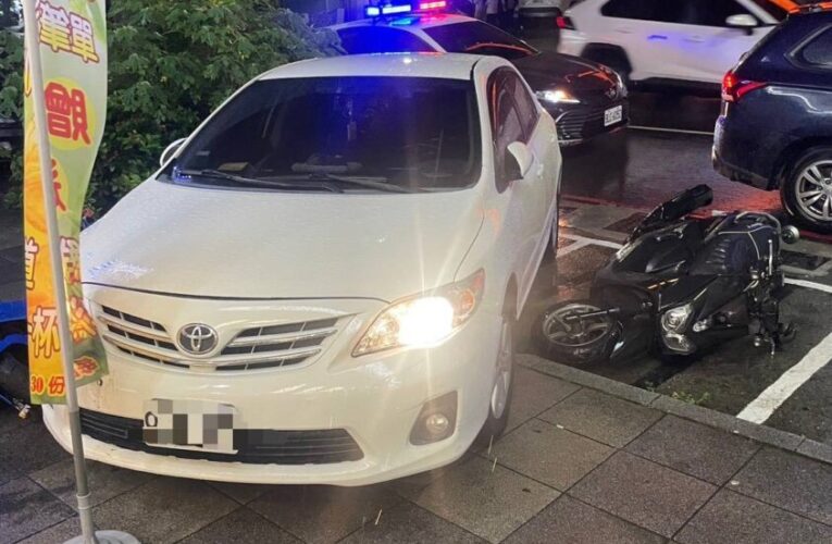 雨夜街頭爆口角！下車理論忘拉手煞車 轎車失控撞倒2重機 警霸氣喝止化解衝突