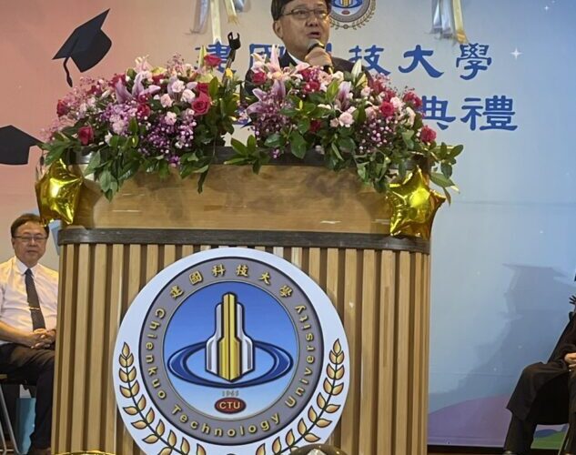 建國科大畢典溫馨登場　校長以「懂得低頭」勉勵學子迎向人生新篇章