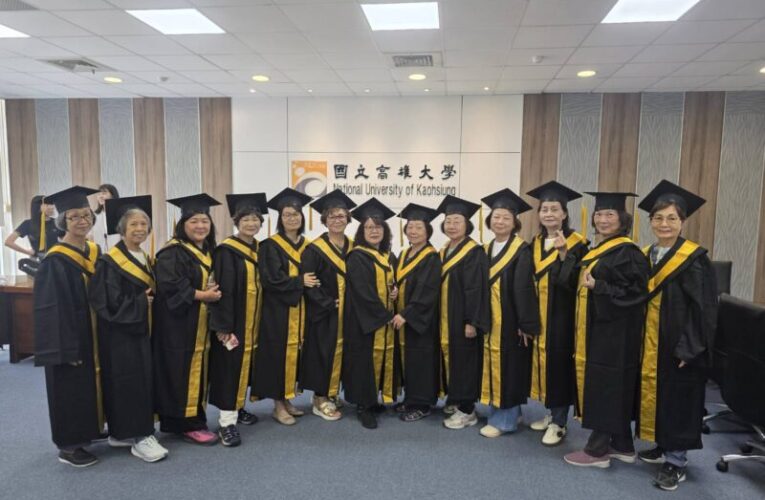 高雄大學樂齡大學歡喜結業　學員披學士袍圓夢再出發