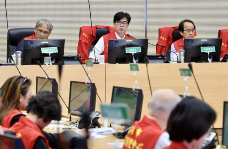 高雄市長陳其邁強調持續監控雨量與備妥水利相關設施操作  並於災害應變會議後至多處易積淹水地區視察