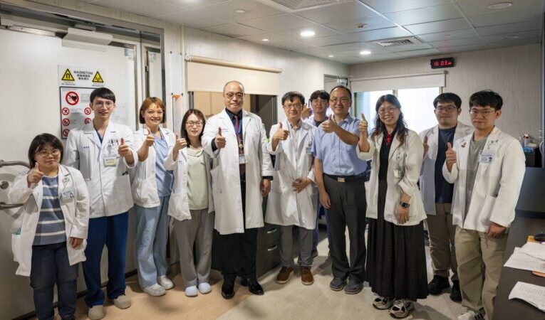 她10年來手抖到去銀行領錢都難！77歲接受「神波刀」重拾平靜